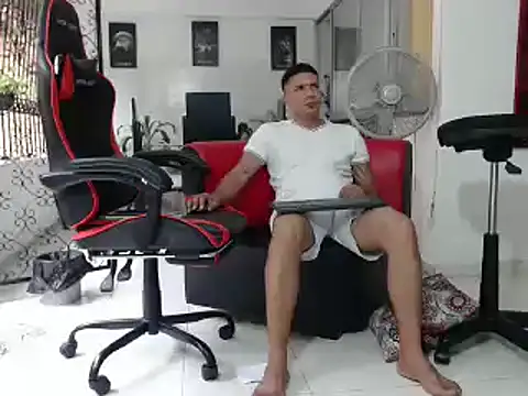 Snapshot of damiam_fiery chatting on 12.23.24 damiam fiery online show from 12.23.24