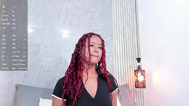 Snapshot of Sophiee_Velvet chatting on 01.21.25 Sophiee Velvet online show from 01.21.25