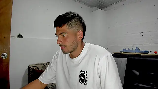 Snapshot of Himoreno25 chatting on 01.27.25 Himoreno25 online show from 01.27.25