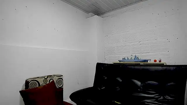 Snapshot of Himoreno25 chatting on 02.14.25 Himoreno25 online show from 02.14.25