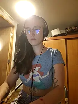 Snapshot of Afrania chatting on 11.15.25 Afrania online show from 11.15.25