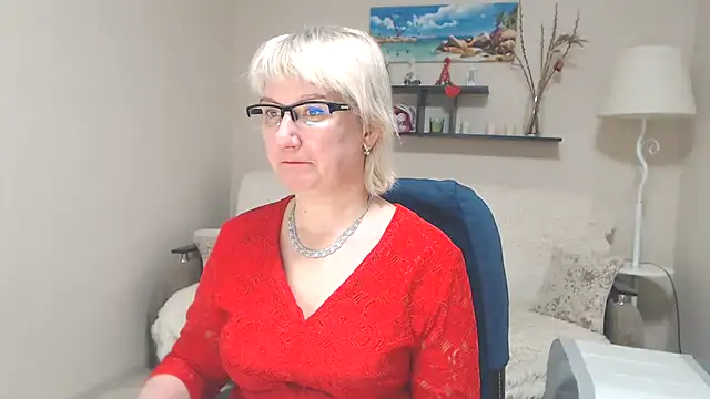 Snapshot of FleurMays chatting on 02.04.25 FleurMays online show from 02.04.25