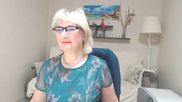 Snapshot of FleurMays chatting on 02.08.25 FleurMays online show from 02.08.25