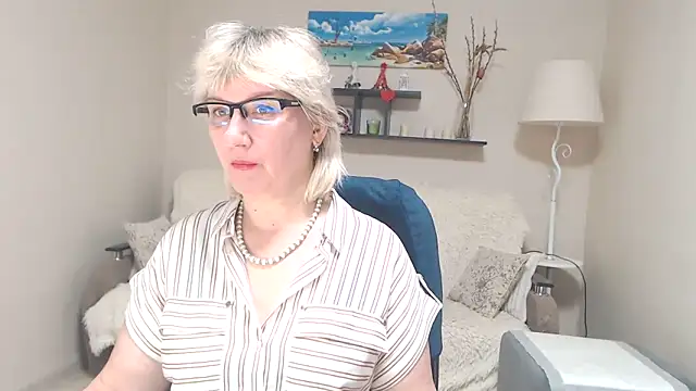 Snapshot of FleurMays chatting on 03.07.25 FleurMays online show from 03.07.25