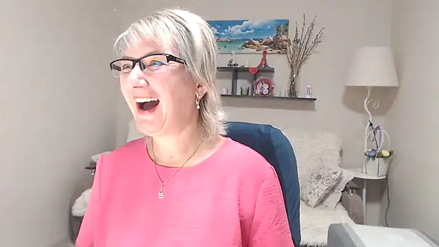 Snapshot of FleurMays chatting on 09.28.25 FleurMays online show from 09.28.25