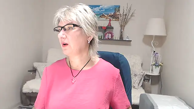 Snapshot of FleurMays chatting on 10.01.25 FleurMays online show from 10.01.25