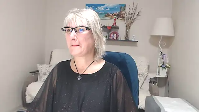 Snapshot of FleurMays chatting on 10.04.25 FleurMays online show from 10.04.25