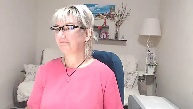 Snapshot of FleurMays chatting on 10.05.25 FleurMays online show from 10.05.25