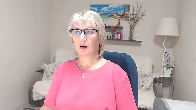 Snapshot of FleurMays chatting on 10.06.25 FleurMays online show from 10.06.25