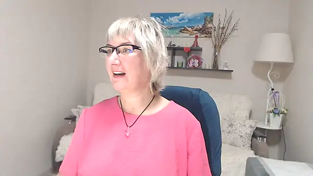 Snapshot of FleurMays chatting on 10.11.25 FleurMays online show from 10.11.25