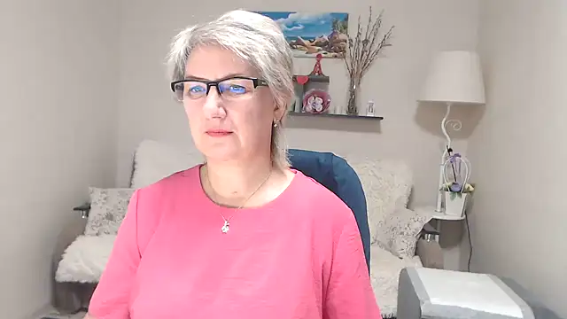 Snapshot of FleurMays chatting on 10.18.25 FleurMays online show from 10.18.25