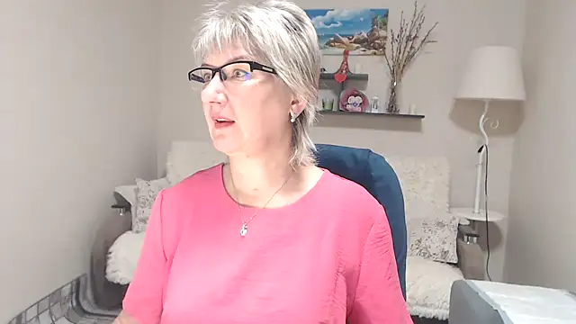 Snapshot of FleurMays chatting on 11.04.25 FleurMays online show from 11.04.25