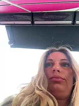 Snapshot of Lydie_off chatting on 03.10.25 Lydie off online show from 03.10.25