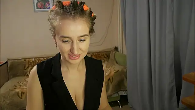 Snapshot of Sophiloren chatting on 01.21.25 Sophiloren online show from 01.21.25