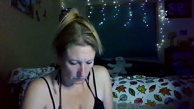 Snapshot of lilyhornyhousewife chatting on 09.28.25 lilyhornyhousewife online show from 09.28.25