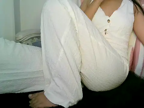 Snapshot of PARI_MAI chatting on 11.08.25 PARI MAI online show from 11.08.25