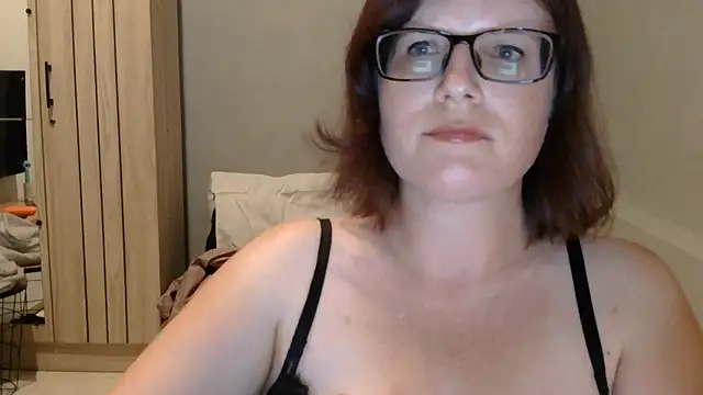 Snapshot of CrimsonMistress chatting on 10.15.25 CrimsonMistress online show from 10.15.25