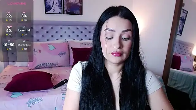 Snapshot of sarascottt chatting on 12.19.24 sarascottt online show from 12.19.24