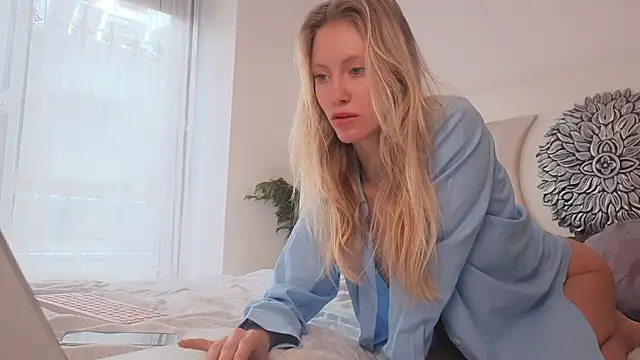 Snapshot of my_lina chatting on 03.04.25 my lina online show from 03.04.25