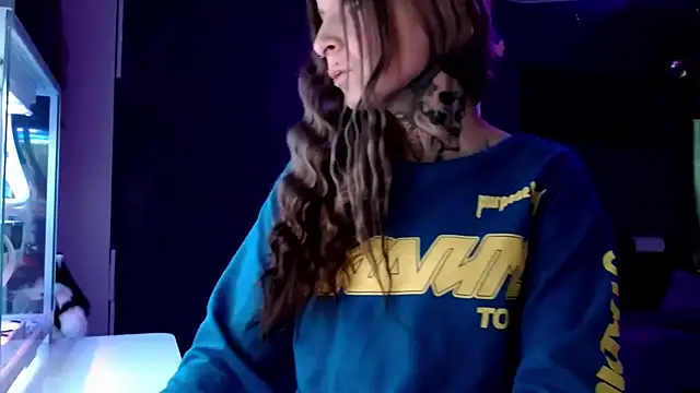 Snapshot of InesGold chatting on 01.28.25 InesGold online show from 01.28.25