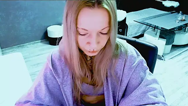 Snapshot of InesGold chatting on 10.17.25 InesGold online show from 10.17.25