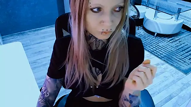 Snapshot of InesGold chatting on 04.10.26 InesGold online show from 04.10.26