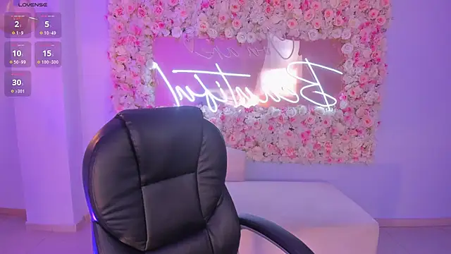 Snapshot of LucianaMillerX chatting on 12.21.24 LucianaMillerX online show from 12.21.24