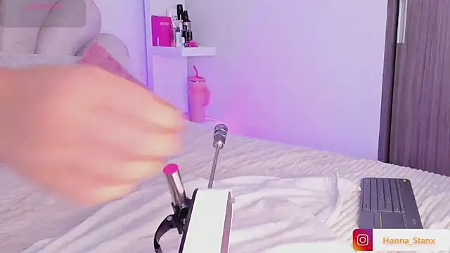 Hanna Stanx online show from 10.18.25