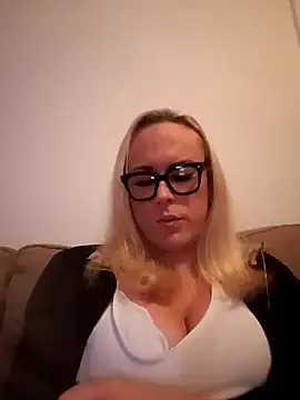 Snapshot of Connie_Pepper chatting on 03.10.25 Connie Pepper online show from 03.10.25