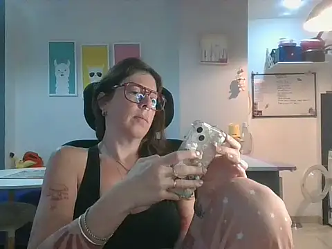 Snapshot of Calentandote chatting on 10.12.25 Calentandote online show from 10.12.25
