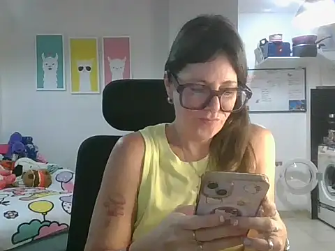 Snapshot of Calentandote chatting on 04.24.26 Calentandote online show from 04.24.26