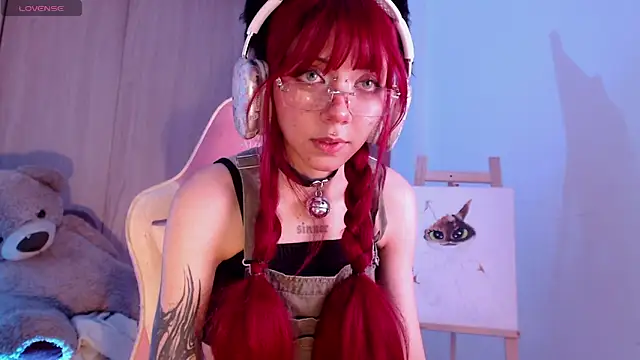 Snapshot of Alicedangerrr chatting on 10.17.25 Alicedangerrr online show from 10.17.25