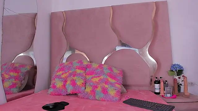 Snapshot of MaiteHT chatting on 11.18.25 MaiteHT online show from 11.18.25