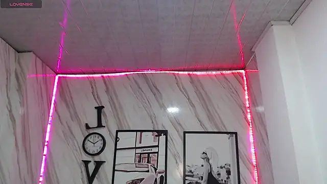 Snapshot of _samantha_b chatting on 12.20.24 samantha b online show from 12.20.24