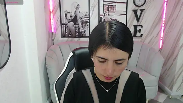 Snapshot of _samantha_b chatting on 02.04.25 samantha b online show from 02.04.25