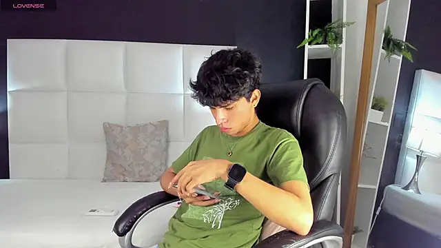 Snapshot of Santy_carrington chatting on 12.19.24 Santy carrington online show from 12.19.24