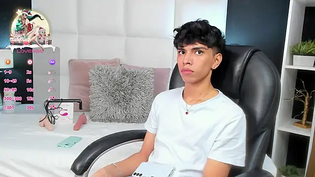 Snapshot of Santy_carrington chatting on 12.27.24 Santy carrington online show from 12.27.24