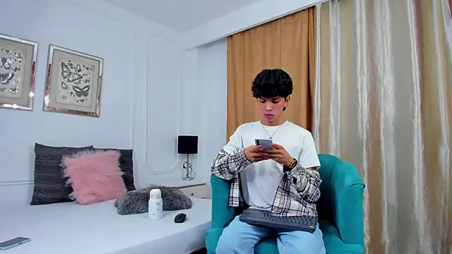 Snapshot of Santy_carrington chatting on 02.13.25 Santy carrington online show from 02.13.25