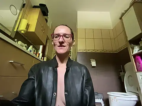 Snapshot of Milky_hairy_mommy chatting on 04.23.26 Milky hairy mommy online show from 04.23.26