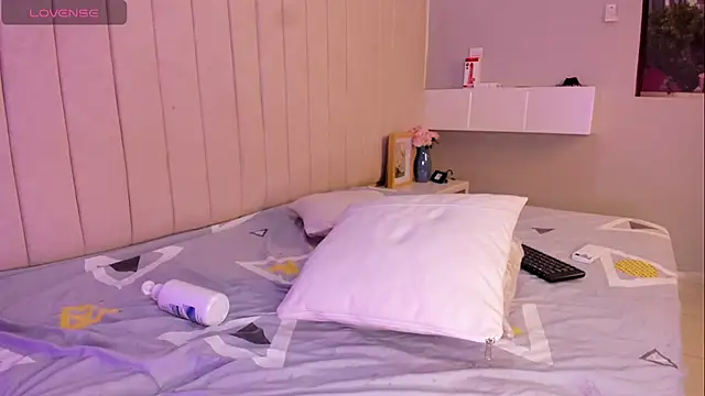 Littleolivia  online show from 07.04.26