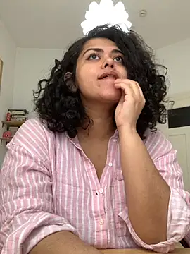 Snapshot of Curvydesifromgermany chatting on 10.15.25 Curvydesifromgermany online show from 10.15.25