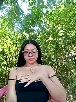 Snapshot of -VICKKY chatting on 01.20.25 -VICKKY online show from 01.20.25