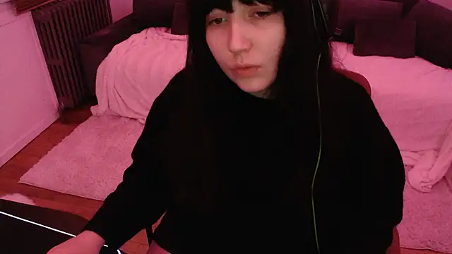 Lynylou online show from 12.25.24