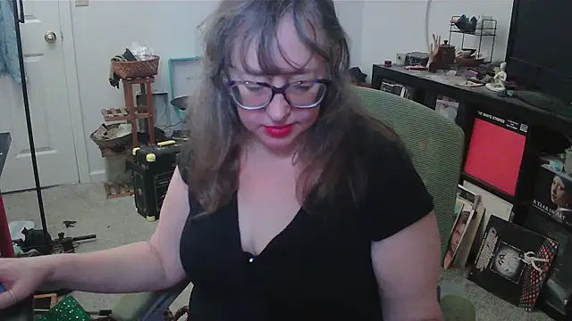 Snapshot of LilyLuscious chatting on 10.18.25 LilyLuscious online show from 10.18.25