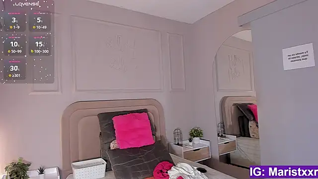 Maristxxr online show from 10.19.25