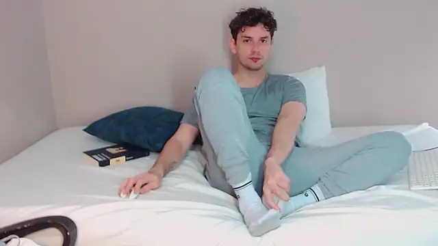 Snapshot of Elio555 chatting on 12.21.24 Elio555 online show from 12.21.24