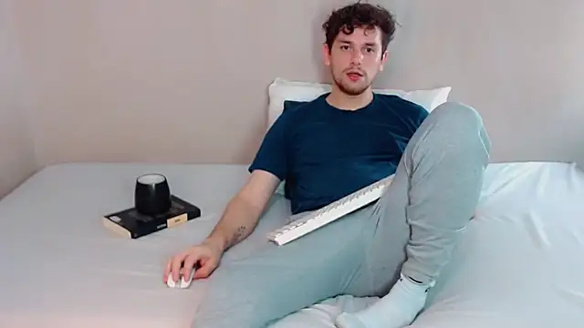 Snapshot of Elio555 chatting on 03.21.25 Elio555 online show from 03.21.25