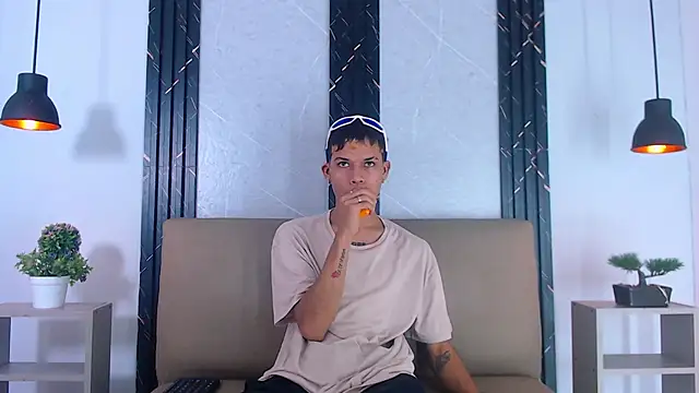 Snapshot of Levis_Montes chatting on 02.12.25 Levis Montes online show from 02.12.25