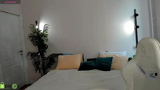 Valerie Woods online show from 07.12.26