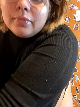 Snapshot of CrisyFerreira chatting on 10.10.25 CrisyFerreira online show from 10.10.25
